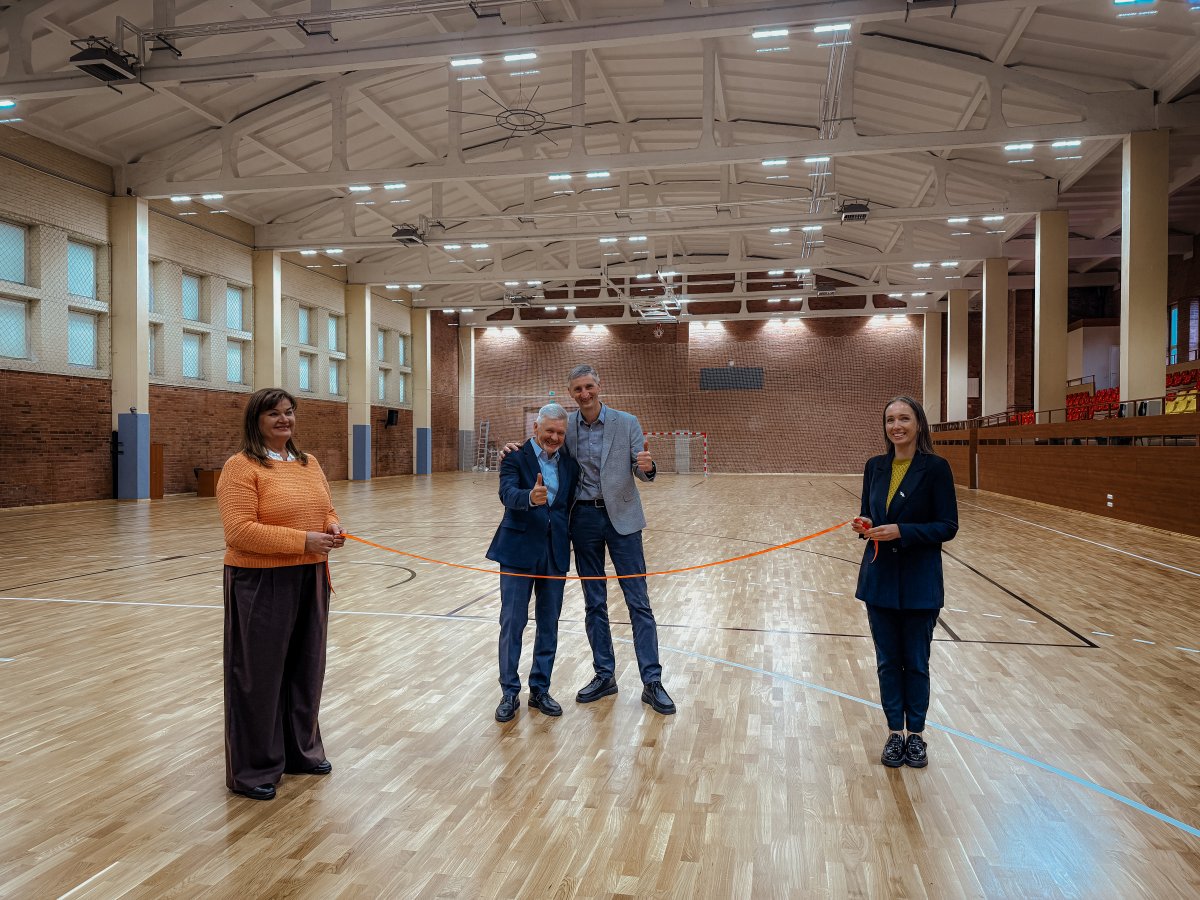 Durpyno daugiafunkcinės sporto salės atidarymo momentas. PNTVC ir Sporto centro direktoriai kerpa raudoną juostelę.