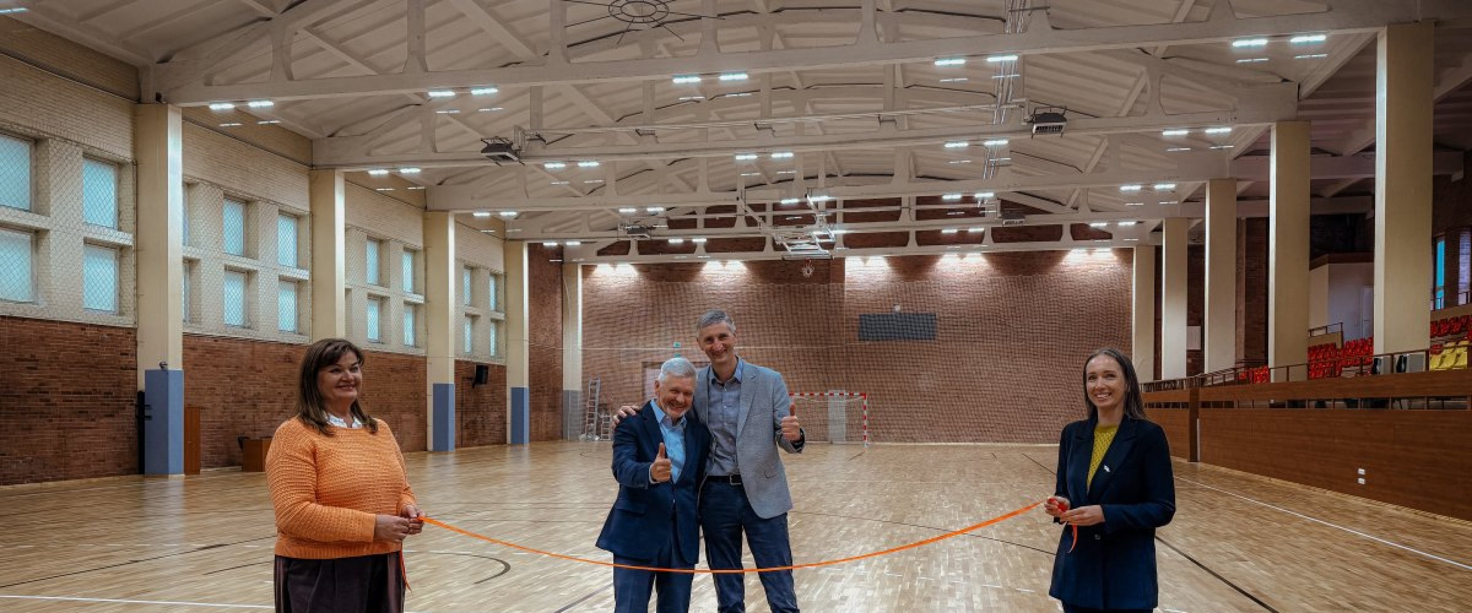 Durpyno daugiafunkcinės sporto salės atidarymo momentas. PNTVC ir Sporto centro direktoriai kerpa...